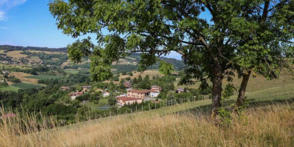 École et mairie. Brion au loin École et mairie. Brion au loin