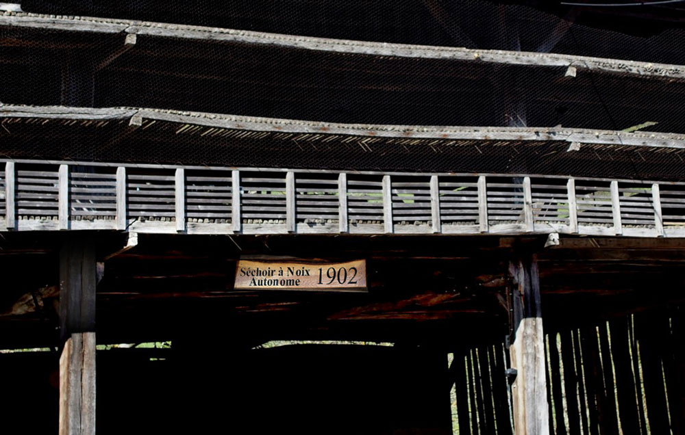 Le séchoir à noix « La Grange » et ses 3 niveaux, créé en 1902.